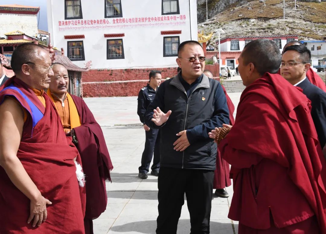 庄劲松在丁青县,类乌齐县调研